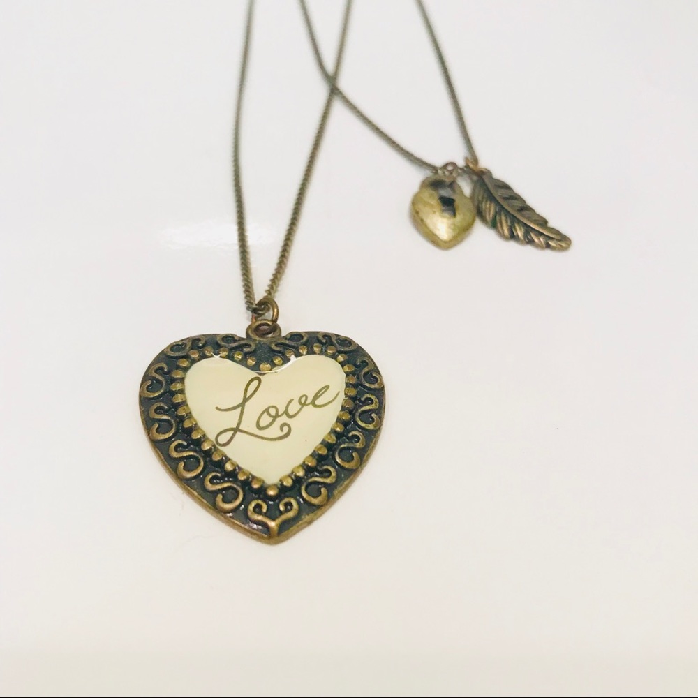 Beautiful necklace with heart pendant - brand new!